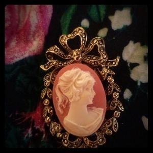 Vintage Victorian Cameo Brooch